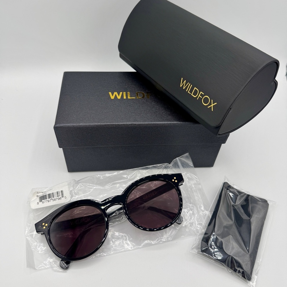 NWT Wildfox Harper Black Sunglasses Classic Round , NEW with case and cloth